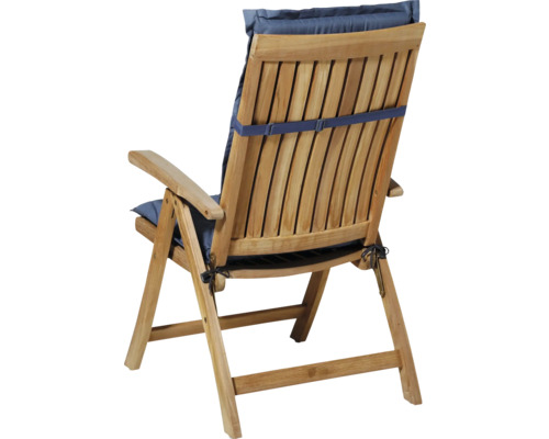 Bakifrånvy av en trädgårdsstol i trä med armstöd och dynor