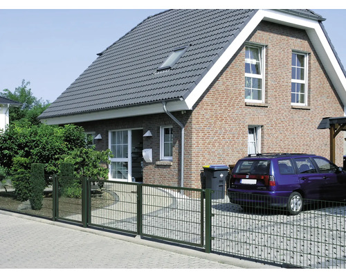 Dubbelgrind i metall framför ett bostadshus