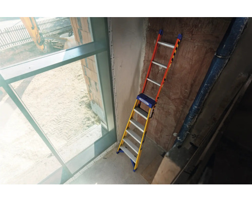 Stege på en byggarbetsplats bredvid ett fönster