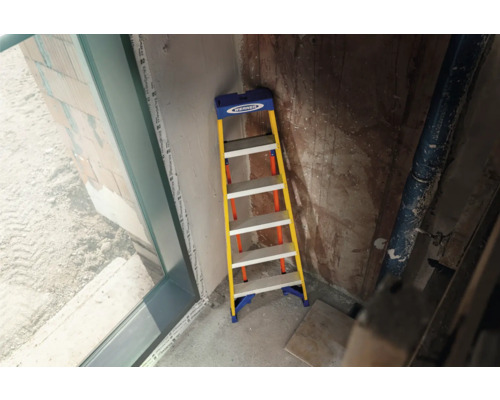 Werner trappstege med fem steg inomhus