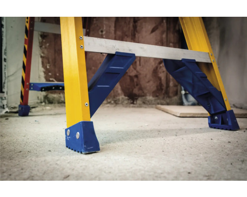 Detaljbild av en gul stege med blå ben för stabilitet.