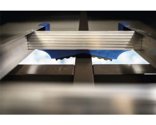 Detaljvy av en aluminiumstege med blå halkskyddsdyna