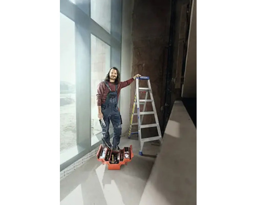 Hantverkare med verktygslåda och stege i ett ljust rum.