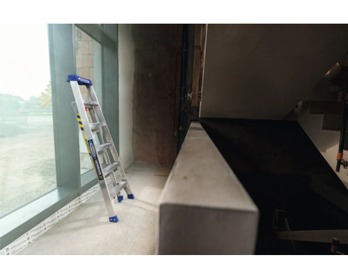 Aluminiumstege inomhus bredvid ett fönster