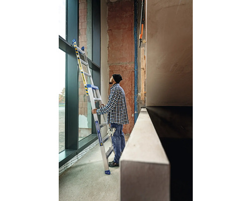 Hantverkare med trappstege i en byggnad under uppbyggnad