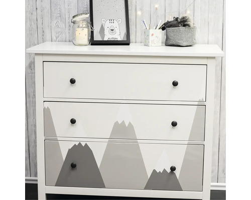 Byrå med tre lådor och bergmotiv