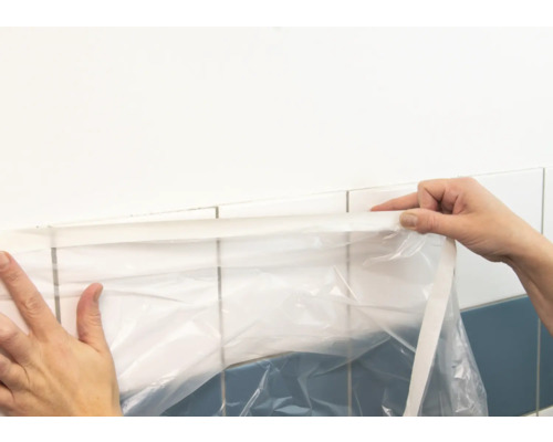 Täckfolie fästs på väggplattor