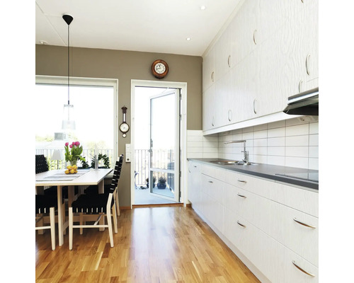 Ljust kök med matbord och tillgång till balkong