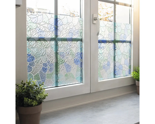 Fönster med fönsterfilm för insynsskydd och dekoration.