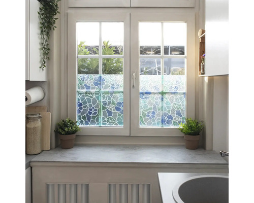 Fönster med dekorativ fönsterfilm i blomdesign för mer avskildhet.