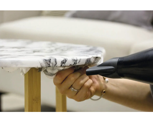 Applicering av självhäftande film på ett bord med en varmluftspistol