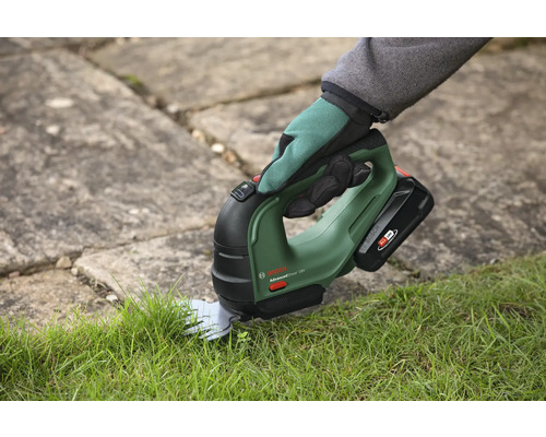 Bosch AdvancedShear 18V batteridriven grässax i bruk