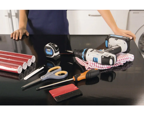 Arbetsbänk med verktyg och röd självhäftande film