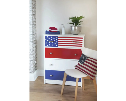Byrå med amerikanskt flaggmönster, handdukar, tvålpump, krukväxt och stol