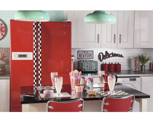Kök i retrostil med rött kylskåp, schackrutigt mönster och dekorationer i dinerstil.