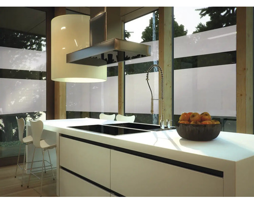 Modernt kök med köksö, fläkt, diskho och äpplen i en skål