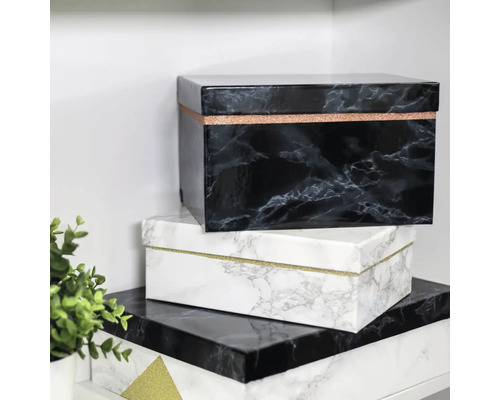 Stapel med dekorativa förvaringslådor med marmormönster