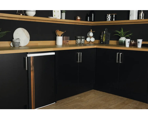 Kökshörna med underskåp, bänkskiva och hyllor.