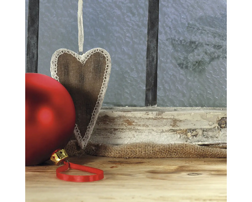 Dekorativ scen med fönster, hjärtformad hänge och julkula