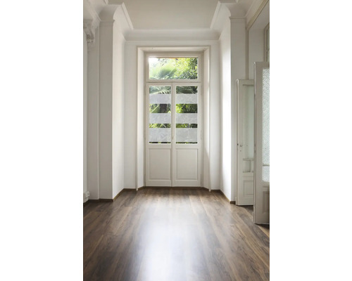 Ljust rum med trägolv, dubbeldörrar och fönster