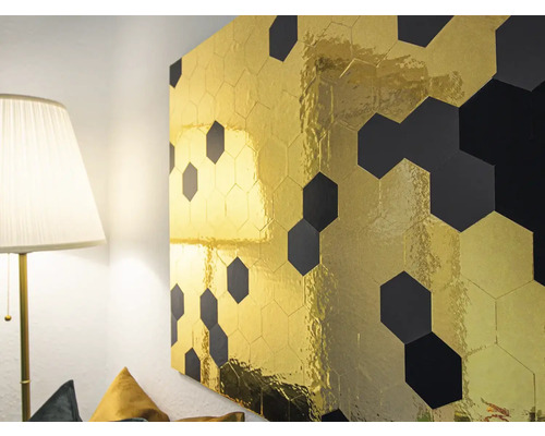 Väggdekoration med gyllene och svarta hexagonplattor