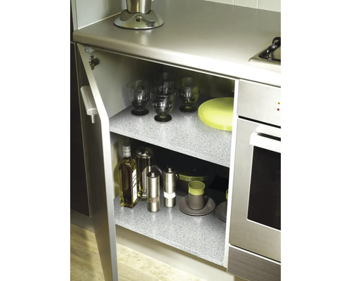 Kökskåp med porslin och köksredskap