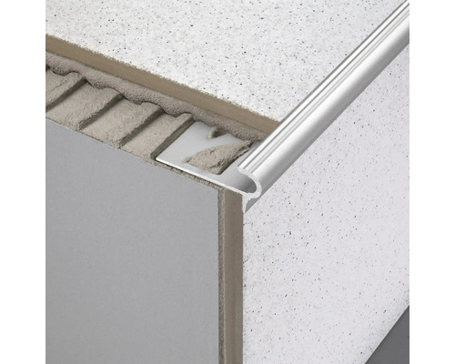 Kakelprofil av metall på vägg och golv