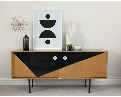 Skåp med geometrisk design, dekorationer och konstverk