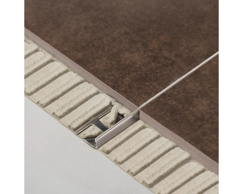 Kakelprofil av metall mellan två plattor