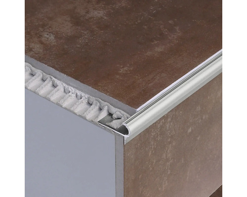 Detalj av en trappkant med kakelprofil.