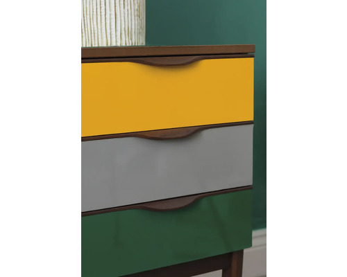 Kommod med tre lådor i olika färger