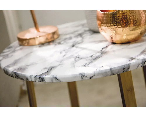 Runt sidobord med marmorlook och träben