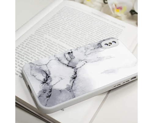Mobilskal med marmorutseende på en bok
