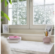 Fönster med dekorativ fönsterfilm med blommotiv för ökad avskildhet och dekoration