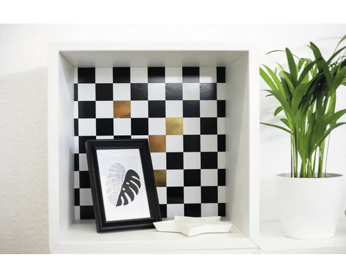 Dekorativ hylla med schackrutigt mönster, fotoram och krukväxt