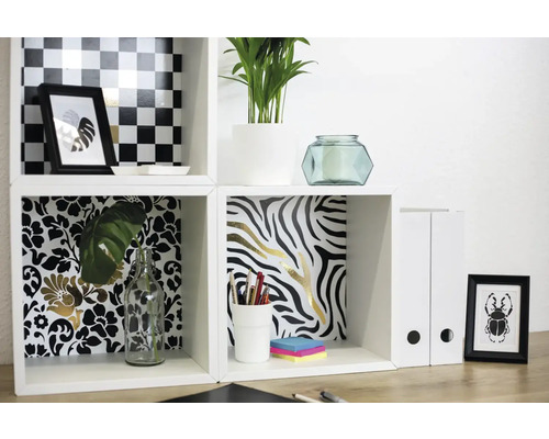 Kubhylla med dekorationer och kontorsmaterial