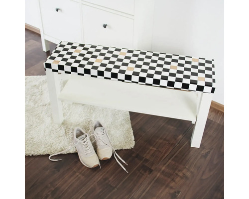 Vit skohylla med schackrutigt mönster och förvaringshylla, med ett par skor under.