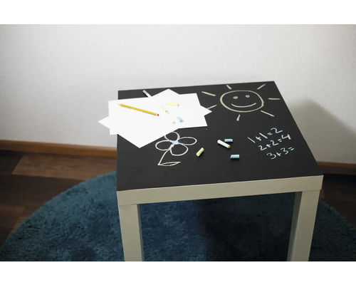 Barnbord med griffeltavla, kritritningar, papper och penna