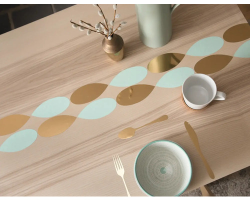 Dekorerat bord med porslin, vas och kanna