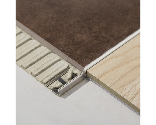 Kakelprofil mellan två golvbeläggningar