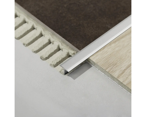 Installerad övergångsprofil mellan kakel och golvbeläggning