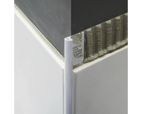 Närbild av en kakelprofil på ett hörn