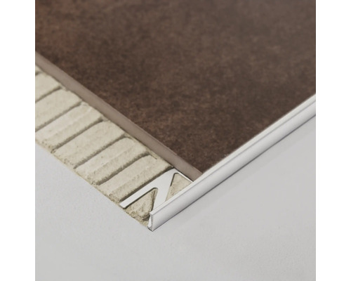 Kakelavslutningslist på en väggplatta