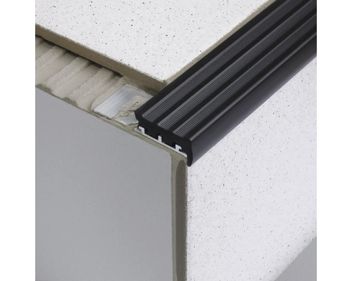 Trappkantprofil av aluminium på trappsteg