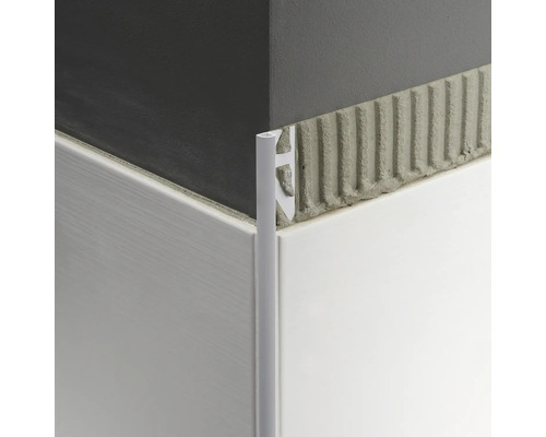 Detaljvy av ett hörn med kakelprofil och kakel