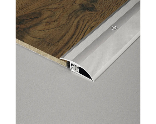 Golvprofil i metall mellan två golvbeläggningar