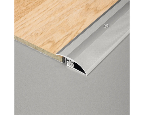 Golvprofil i metall mellan två golvbeläggningar