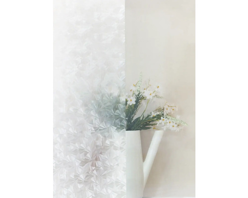 Dekorativ film med geometriskt mönster bredvid blomvas