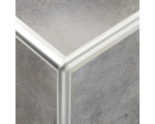 Detaljbild av ett kakelhörn med kakelprofil