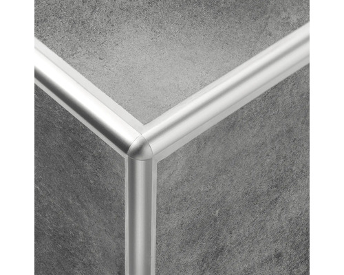 Detaljbild av en hörnprofilanslutning för plattor.